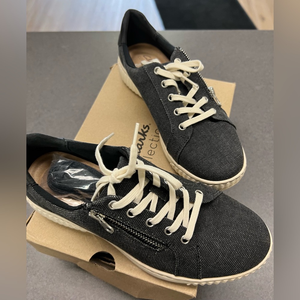 Clarks 8-1/2M NEW in Box Black Canvas Women’s Lace-Up Sneakers with Cream Laces